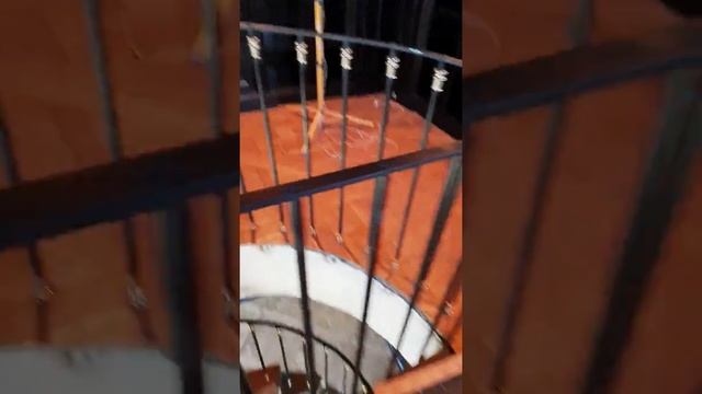 Винтовая лестница с коваными перилами смотреть онлайн