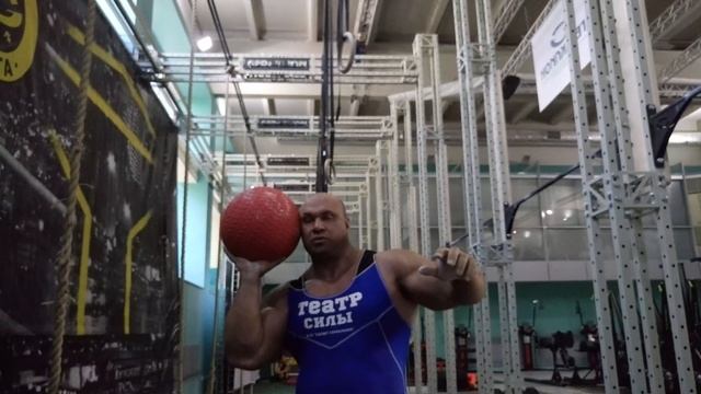 ИГОРЬ ПЕДАН. ТОЛКАНИЕ СЛЭМБОЛА 20 КГ ОДНОЙ РУКОЙ. РЕПЕТИЦИИ "ТЕАТРА СИЛЫ в СК САЛЮТ ГЕРАКЛИОН". смотреть онлайн