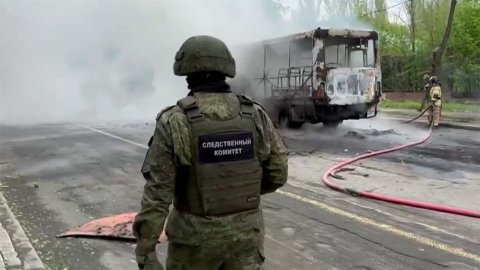 В Донецке один из снарядов националистов попал в маршрутный автобус с пассажирами