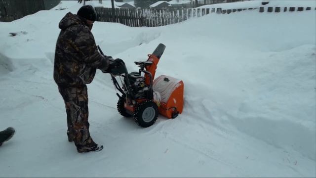 Снегоуборщик Хускварна и лежалый снег.Husqvarna ST261E.