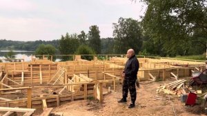 Монтаж фундамента дома на косогоре