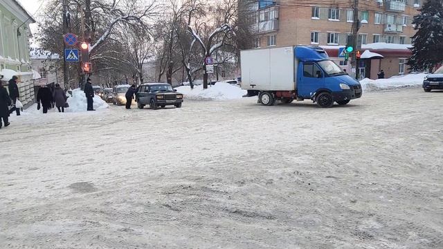 Прохожие толкают машину в Калуге смотреть онлайн