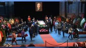 Черной от горя Ирине Купченко стало плохо на прощании с Василием Лановым