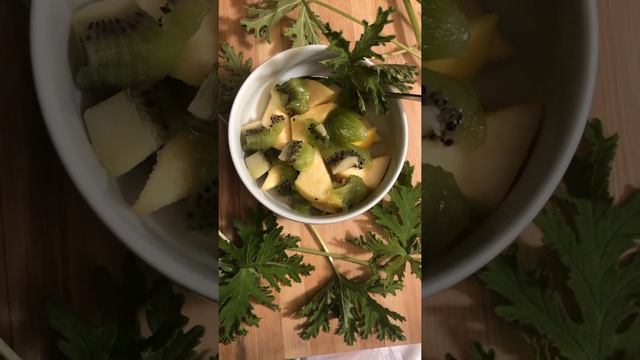 Ура-ура!!! Экзотика для Торонто! ЗОЖ (ПП) лёгкий Салат из айвы и киви и лимонного сока. смотреть онлайн