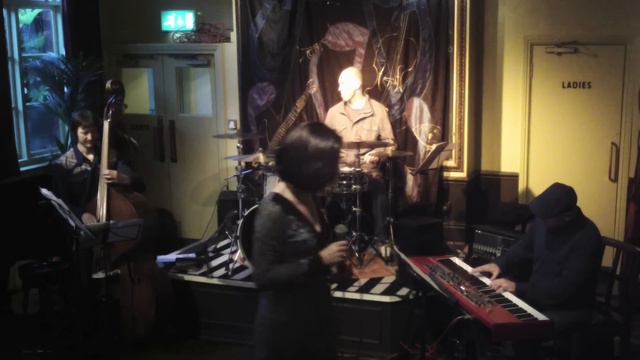 Orla Murphy sings Another Star at the Lescar, Sheffield смотреть онлайн
