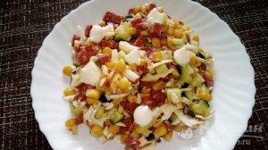 Пикантный салат с огурцом, кукурузой, колбасой и копченым сыром