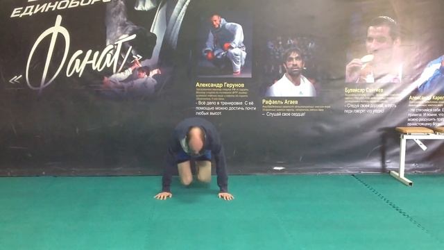 Выход в стойку на руках с упором на стену смотреть онлайн