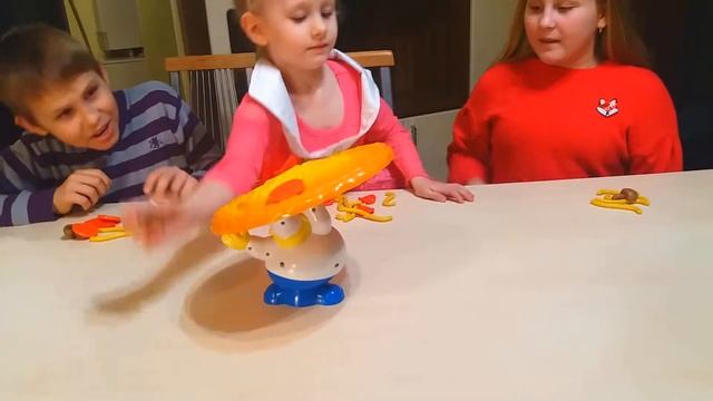 Тая, Степа и Полина весело играют в ВЕСЕЛОГО ПОВАРА. Кто соберет пиццу? Веселое видео для детей.