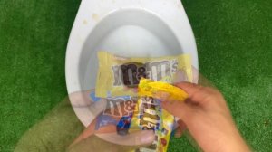 Experiment! Coca Cola vs TOILET, Mentos, Skittles,M&M's,Soda and Other.Candy in the toilet