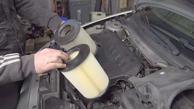 Volvo V50 1.6 Diesel, 2012. Replacing The Engine Air Filter. Воздушный фильтр.