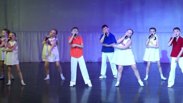 "Страна чудес", Исполняет: Вокальная студия "Улыбка", 9 лет