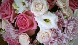 Букет цветов в шляпной коробке. Розы, хризантемы и орхидея в нежном букете цветов от Букетыроз