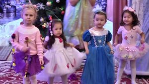 Танец конфеток  Детки танцуют у ёлки в костюмах конфеток Детки конфетки Наши очаровашки