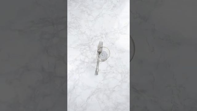 Набор пластиковой одноразовой посуды. Тарелки 19см и 23см золотистой каймой. Фужеры. Приборы. смотреть онлайн