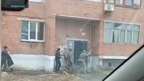 Кадры задержания мужчины, угрожавшего взорвать дом в Новомосковске