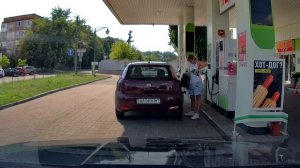 Барышня на АЗС залила бензин в пакет ? ? ? ?