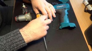 Come smontare un'avvitatore Makita.