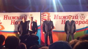 шанцев поздравляет и поет...