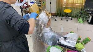 Блонд без желтизны. Осветление краской отросшего темного корня и желтой длины, в платиновый блонд