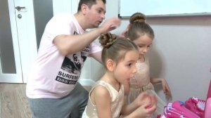 Папа и девочки делают прически из чупа-чупс . Hairstyle chupa chups lollipops