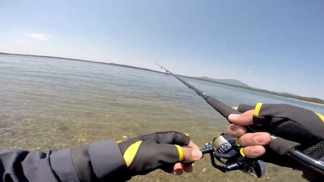 Морская рыбалка с берега! Море приносит сюрпризы, никогда не знаешь, кто окажется твоим соперником!