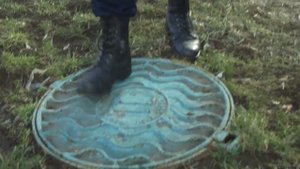 Открытие чугунного люка двумя пальцами