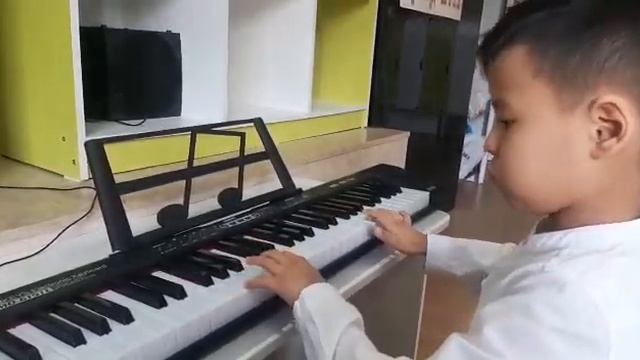 Эмир играет на пианино Полька смотреть онлайн