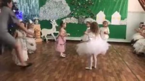 танец с новогодними шариками