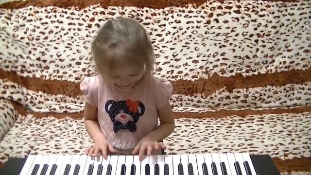 Ярослава 4 годика, играет на пианино / синтезаторе "по малину в сад пойдем". Дети поют, играют смотреть онлайн