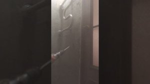 Отбивание плиточного клея со стены