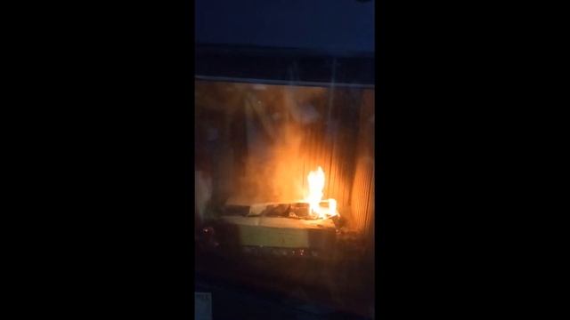 подкладываем дрова в камин по принципу 2 полена