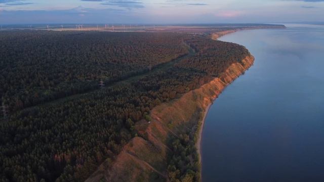 Тёплый, красивый свет на закате. Обрывистый берег вдоль Волги. смотреть онлайн