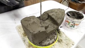 Из пластиковой бутылки сделал корабль .