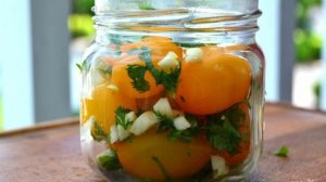 Быстрые маринованные томаты