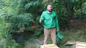 Подготовка пчел в зиму. Сокращение пчелосемей в зиму, забираю второй корпус с рамками