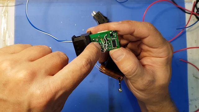 Ставим заднюю противотуманку на автомобиль по радиоканалу без проводов. смотреть онлайн