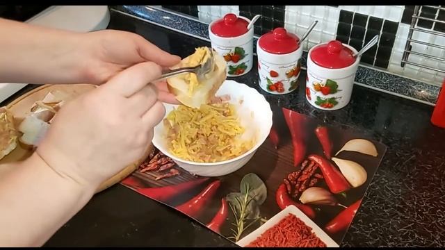 Горячие бутерброды в духовке с колбасой и сыром