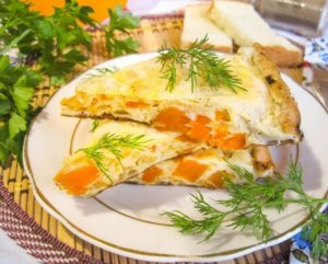 Омлет с тыквой, сыром и вареной колбаской на сковороде. Простой рецепт вкусного и полезного блюда.