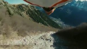 Парашютист- экстремал в костюме- крыле здоровается на лету
