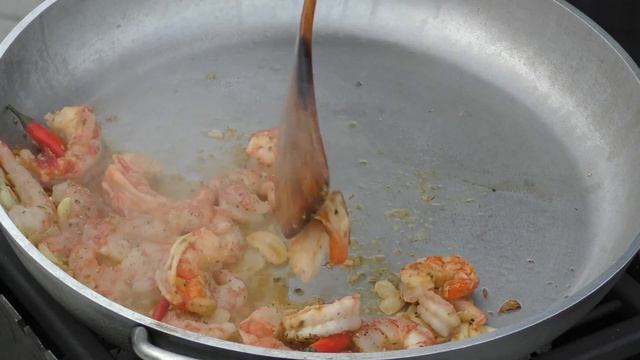 Жареные креветки на мангале в чесночном масле  .Готовим Дачный деликатес своими руками.