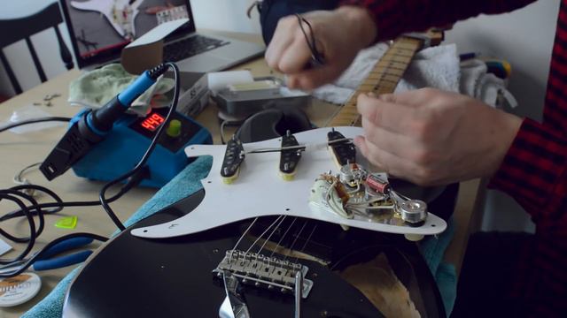 Installing Porter Pickups and Emerson Custom pre-wired kit - Timelapse footage смотреть онлайн