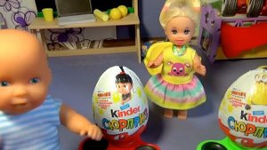 Катя и Макс открывают Киндер Сюрпризы. Мультик про кукол.