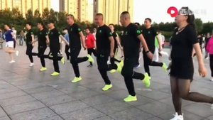ТОТ САМЫЙ, Китайский Танец ( в Зелёных кроссовках) танцы 回头看看 Shaffle dance, простой и лёгкий Шаффл
