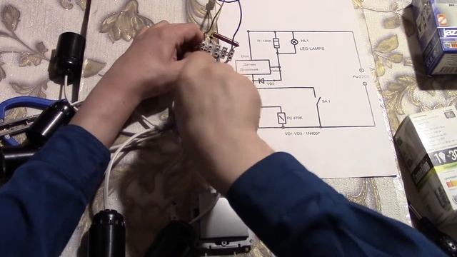 Миниатюрный датчик движения возле светильника . смотреть онлайн