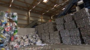 Plastiques : la vérité derrière le recyclage - Greenwashing - Scandale - Documentaire - RTS