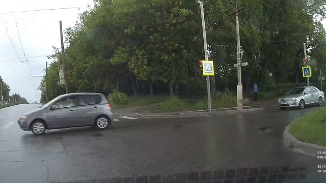 Березники. Велосипедист перекресток Ломоносово--Советский проспект смотреть онлайн