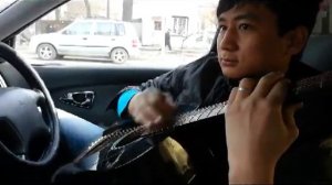 Китаец играет на гитаре