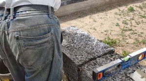 Выложил два ряда арболитовых блоков, строительство дома продолжается