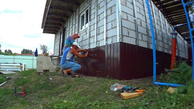 ВЛОГ/КАК И ЧЕМ ОБШИТЬ ЦОКОЛЬ ДОМА/МОНТАЖ ЦОКОЛЯ ПРОФЛИСТОМ