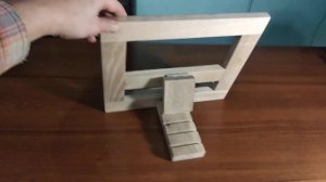 Деревянная подставка для книги , планшета или телефона.